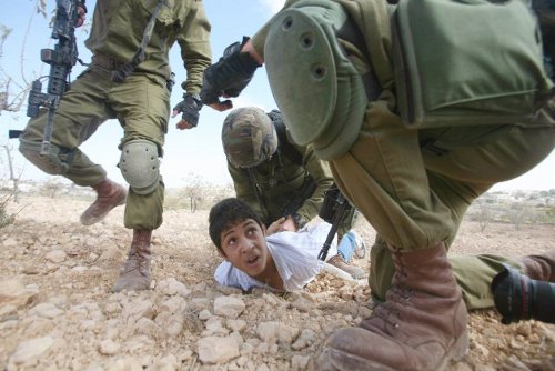 657277-garcon-palestinien-arrete-soldats-israeliens-2